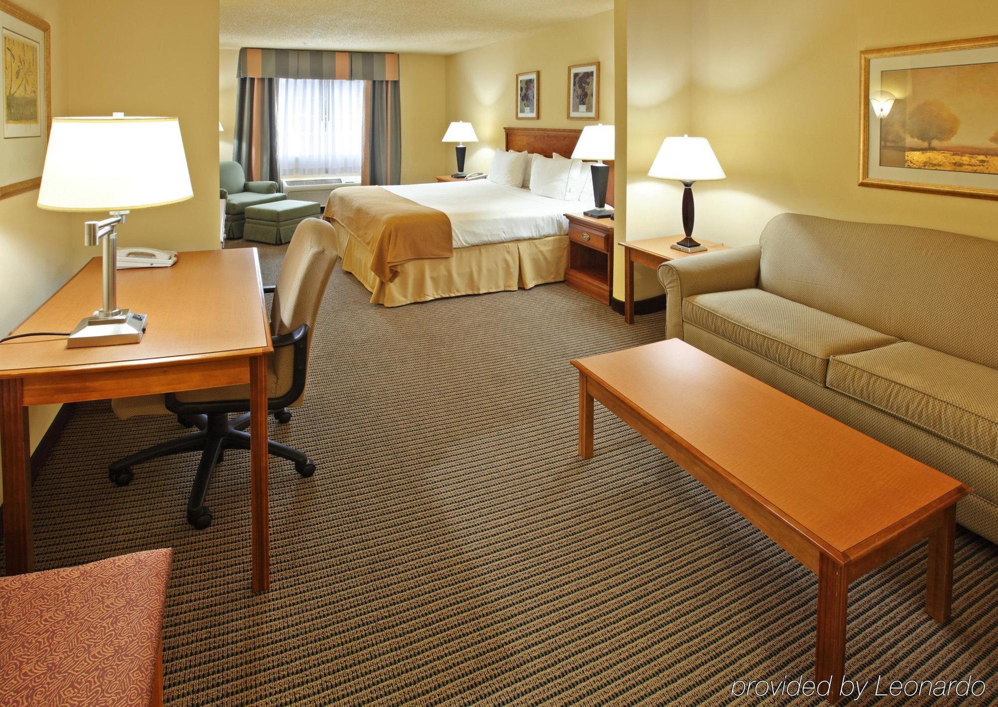 Holiday Inn Express & Suites Magnolia-Lake Columbia Ruang foto