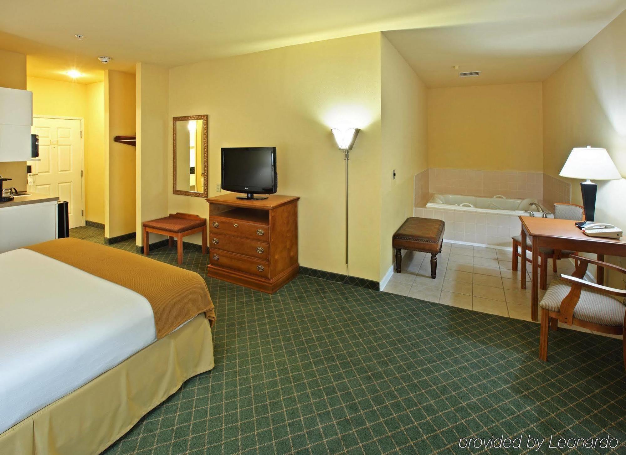 Holiday Inn Express & Suites Magnolia-Lake Columbia Ruang foto
